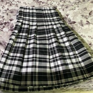 Black and white plaid skirt.
Size Large
1️⃣ in stock